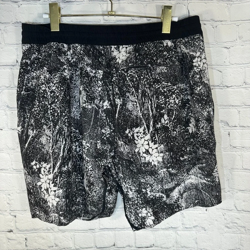Lululemon Cross Channel Shorts 7 Mens XL Black White Floral Forest Print